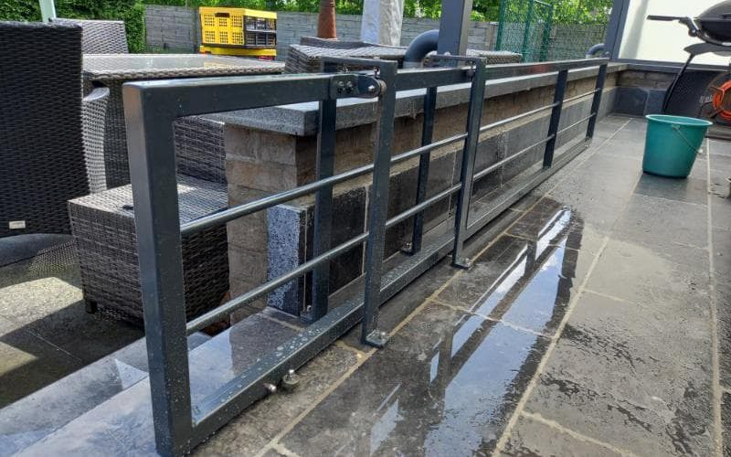 Metalen leuning met schuifpoortje — beeld 2