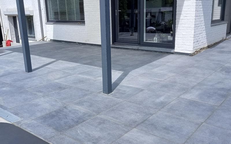 Afbraak bestaand terras, aanleg nieuw terras — beeld 1